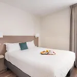 Hotel Courcelles Mederic Parijs