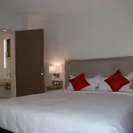 Hotel Courcelles Mederic 3*