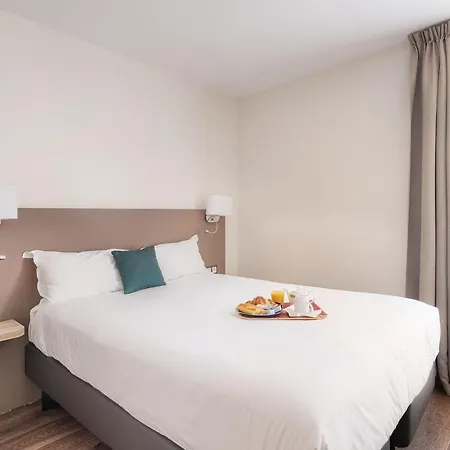 Hotel Courcelles Mederic Paris