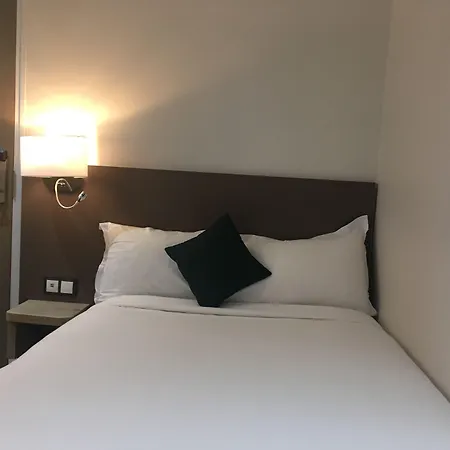 Hotel Courcelles Mederic 3*