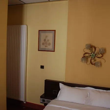 Courcelles Mederic Hotel 3*