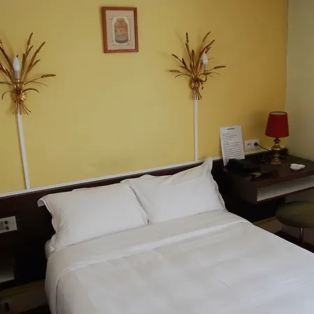Courcelles Mederic Hotel