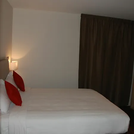 Hotel Courcelles Mederic 3*