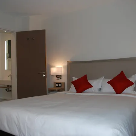 Courcelles Mederic Hotel