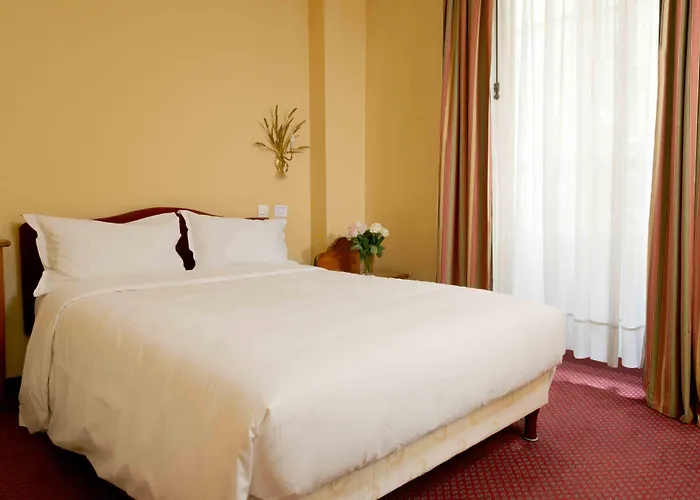 Hotel Courcelles Mederic 3*