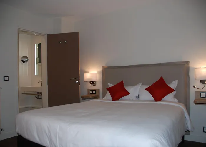 Hotel Courcelles Mederic 3*