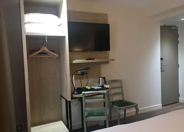 Hotel Courcelles Mederic 3*