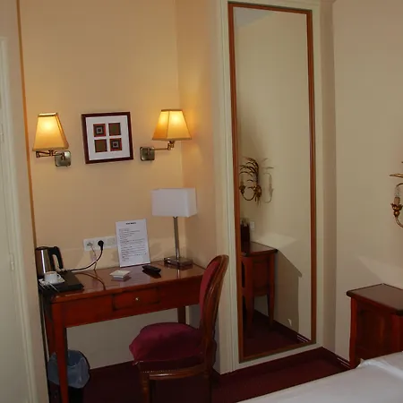 Courcelles Mederic 酒店