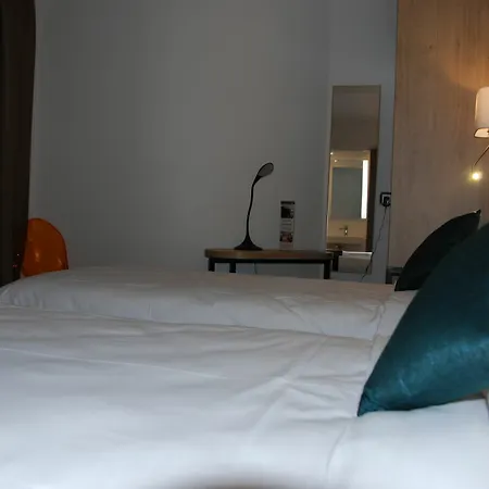 Courcelles Mederic 酒店